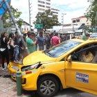  En el siniestro no se registraron personas heridas, pero sí daños a un poste de alumbrado público y varios bolardos de la acera.  