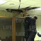  Las cámaras de seguridad captaron el momento en el que el recluso intenta huir por el techo. 