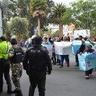  Este viernes fue llevado el sospechoso para que amplíe la versión. A las 09:00 que llegó el investigado, los familiares intentaron lincharlo, pero fueron impedidos por los servidores policiales. 