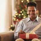  Entre los regalos están juguetes sexuales o set para abrir la comida. 