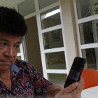  Gustavo Pacheco muestra el vídeo de una entrevista que Silvana Ibarra concedió a un programa de farándula. 