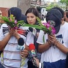  Los dos aprehendidos cubrían sus rostros con flores mientras vestían de blanco. 