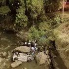  El auto quedó entre tres piedras grandes y con las llantas hacia arriba.  