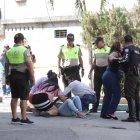  Una mujer se desmayó cuando llegó al lugar y vio a su familiar muerto. 