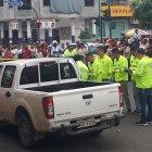  Al interior del vehículo un hombre identificado como Miguel Cárdenas habría asesinado a su exconviviente y producto del altercado él también resultó herido. 