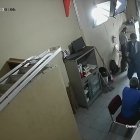   El hecho ocurrió a las 12:30 del pasado 23 de enero y quedó grabado en las cámaras del local. Las imágenes se han hecho virales en redes sociales.  