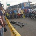  El cadáver el hombre sin identificar quedó tendido en media vía. 