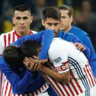  Gustavo Gómez (d), de Paraguay, llora al perder en la serie de tiros penaltis. 