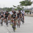  Un grupo de personas realizan ciclismo en los exteriores del estadio Christian Benítez. 