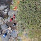  1.- Miembros de la Policía descendieron más de cien metros para recuperar el cadáver de la joven.  