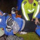  Miembros de rescate brindan las atenciones médicas al andinista. 