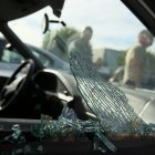  Los robos ocurren en segundos mientras los autos se detienen por el tráfico.  