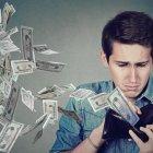  Referencial. El impulso por las compras pone en riesgo a la economía familiar. 