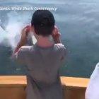  Tiburón blanco aterroriza a una familia mientras pescaban. 