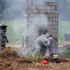  Miembros del Cuerpo de Bomberos y de la Policía del Medio Ambiente hicieron humo para tranquilizar a las abejas. 