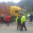  El pequeño vehículo quedó aprisionado contra la parte delantera del tráiler. 