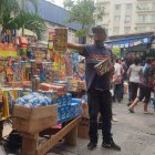  En diciembre, la venta de explosivos es el ‘fuerte’ de  Wilmer Monserrate, quien asegura tomar precauciones para evitar desgracias. 