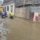 El desbordamiento del río Bulubulu colapsó el sistema de alcantarillado y las calles empezaron a inundarse. 