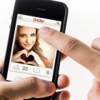  Las aplicaciones de citas, como Tinder, han cambiado el romance y la manera en que es percibido dentro de las relaciones humanas. Aunque es algo que surgió en el año 2000, las citas en línea han existido desde que Match.com se lanzó en 1995. 