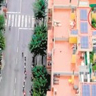  En la parte derecha de la imagen se puede observar las plantaciones de hierba que se encontraban en la terraza de un edificio en Barcelona.  