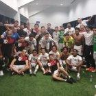  Toda la alegría del Deportivo Cuenca en el camerino del Capwell.  