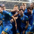  Los jugadores ucranianos celebran con euforia el paso a la final del Mundial.  