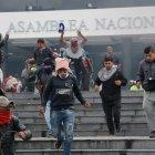 El nutrido grupo de manifestantes logró romper el cerco de seguridad en la entrada principal del edificio. 