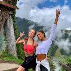  Las modelos posan junto a la Casa del árbol en Baños, Ecuador. 