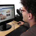  La mujer difundía los vídeos en Facebook en los que aparecía con un pañuelo en la cabeza.  