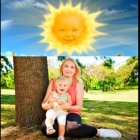  Imagen de la bebé sol de los Teletubbies se volvió viral por cargar a otro bebé. 