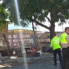  Agentes policiales recabaron indicios en la escena.  