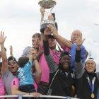  El Independiente del Valle llegó a Quito tras conquistar la Copa Sudamericana. El avión fue recibido con arco de agua. Una caravana lleva a los rayados. 