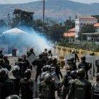  Miembros de la Guardia Nacional Bolivariana (GNB) de Venezuela montan guardia este domingo en el lado venezolano del puente Francisco de Paula Santander, en la frontera entre Cúcuta (Colombia) y Venezuela. 