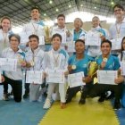  Los chicos de la delegación de Guayas muestran, orgullosos, el trofeo y los diplomas que los acreditan como los mejores del torneo. 