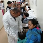  Los médicos de las diferentes casas de salud debieron trabajar al máximo por la cantidad de personas enfermas que llegaron. 