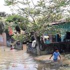  La semana pasada el SNGRE informó de que las fuertes lluvias registradas en las últimas horas han dejado como resultado 600 personas afectadas en las provincias de Guayas y el Oro. 