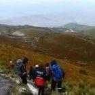  El Cuerpo de Bomberos de Quito informó que una unidad especializada localizó y colaboró con el descenso de los universitarios.  