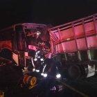  A los rescatistas de UREM les tomó 15 minutos para extraer el cuerpo de las latas retorcidas del camión. 