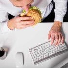  Si se encuentra estresado es mejor controlar la cantidad de comida que ingiere, pues esta lo puede llevar a engordar más. 