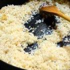  La comida calentada puede tener una bacteria llamada Bacillus Cereus.  