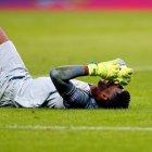  Realidad. Los gestos del arquero Alexander Domínguez y del técnico Hernán Darío Gómez (recuadro) reflejan la impotencia que sintieron los hinchas ecuatorianos, al ver la vergonzosa actuación de Ecuador ante Uruguay. 