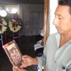  Oscar Santacruz ve el retrato de su hija quien tomó la fatal decesión de ahorcarse. 