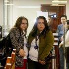  Pamela Troya (d) estuvo presente en la corte para que se aplique la igualdad marital en el país. 