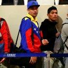  Las nuevas condiciones siguen a las protestas de grupos de emigrantes venezolanos y de derechos humanos que condenaron la semana pasada la disposición de imponer ese requisito. 