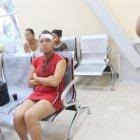  Los uniformados trasladaron a ambas a la Fiscalía de Flagrancia. La joven previamente fue atendida en un dispensario. El policía José Barzola cargaba un palo que habría sido usado en la trifulca. 