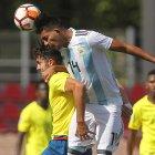 El jugador de la selección argentina Facundo Medina (d) disputa el balón con el ecuatoriano Leonardo Campana (i). 