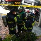  Varios elementos del Cuerpo de Bomberos se preparan antes de ingresar al edificio contaminado. 
