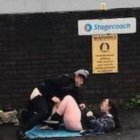  La joven pareja en acción en un estacionamiento. 