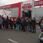  Los comerciantes cerraron por un corto tiempo las calles aledañas al mercado, para exigir seguridad. 
