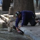 Decenas de caraqueños decidieron recoger agua del alcantarillado de la ciudad y del contaminado río Guaire debido a la imposibilidad de recibir agua en los hogares por causa del apagón. 